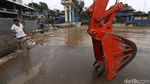 Foto: Warga Menonton Aliran Sungai CiIiwung yang Melimpah