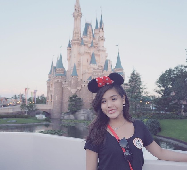 Seperti pada foto ini juga yang menunjukkan gaya kasual Rinka dengan kaus hitam saat berlibur ke Disney Land. Foto: Instagram