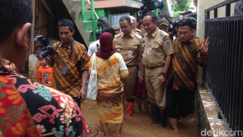 Pakai Sepatu Boots, Anies Tinjau Banjir Kampung Arus Cawang Pakai Sepatu Boots, Anies Tinjau Banjir Kampung Arus Cawang