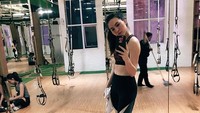 Olivia sehabis olahraga Total Body Resistance Exercise (TRX). Ingin sehat dan punya tubuh ideal memang perlu perjuangan. (Foto: Instagram/oliviajensen)