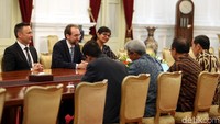 Jokowi awalnya mendengarkan pemaparan dari Zeid. Tak lama berselang, Jokowi menyampaikan tanggapannya.