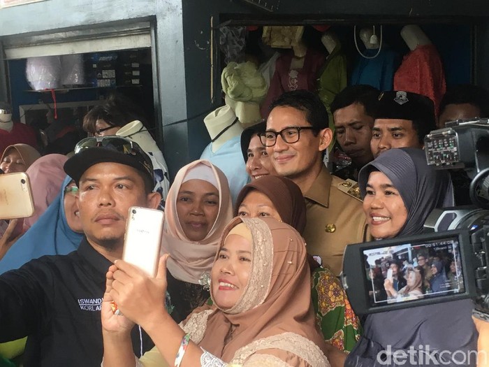 Kunjungi Pasar di Rorotan, Sandi Jadi Sasaran Selfie