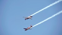 Masuk display pada pukul 12.44 dan berakhir pada 12.58 waktu Singapura, enam pesawat KT-1B Wong Bee terus menari meliak liuk menghias langit Singapura.  (Foto: REUTERS/Kevin Lam)
