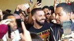 Teriakan Histeris Siswa yang Sekolahnya Dikunjungi Drake
