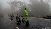 Petugas kepolisisan juga masih berjaga di lokasi.