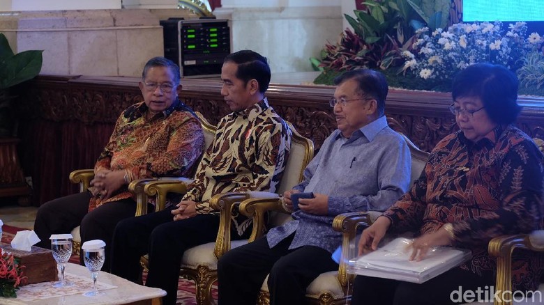 Jokowi Kumpulkan Menteri untuk Bahas Pengendalian Kebakaran Hutan Jokowi Kumpulkan Menteri untuk Bahas Pengendalian Kebakaran Hutan