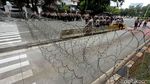Massa Buruh Unjuk Rasa, Istana Negara Ditutup Kawat Berduri
