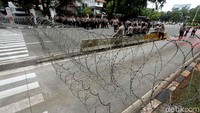 Sejumlah personel kepolisian juga bersiaga di lokasi.