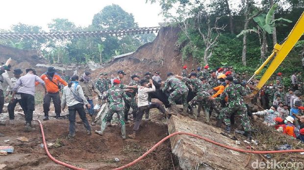 Korban Ke-4 Longsor Cijeruk Ditemukan Berkat Endusan Anjing Pelacak