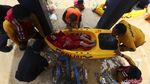 Foto: Evakuasi Nenek Korban Banjir Kampung Melayu