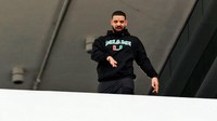 Kedatangan Drake ke Sekolah Menengah Atas itu untuk melakukan proses syuting klip dari lagu ‘God’s Plan’. Foto: Twitter