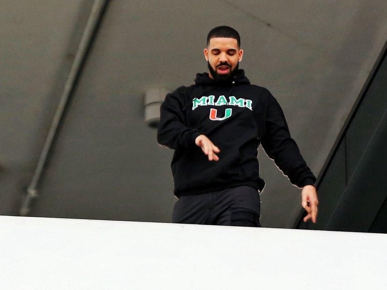 Demi Syuting Klip, Drake Traktir Belanja di Swalayan hingga Rp 680 Juta Demi Syuting Klip, Drake Traktir Belanja di Swalayan hingga Rp 680 Juta