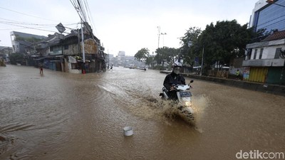 Foto: Begini Kondisi Banjir di Jatinegara Barat