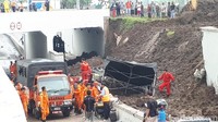 Terlihat longsoran timbunan tanah di lokasi longsor bandara Soetta.