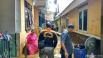 Foto: Pakai Boots Oranye, Anies Tinjau Banjir di Kebon Pala