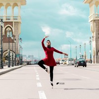 Foto Aya Magdy saat menari balet di tengah jalan juga ikut memviralkan hijab dan busananya. Saat itu ia memakai baju atasan berwarna merah, scarf dengan leopard motif, celana legging berwarna hitam, dan sepatu balet berwarna putih. Foto: Hussein Hossam