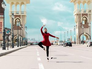 Viral, Balerina Berhijab Mesir Dobrak Tradisi Menari Balet di Tengah Kota