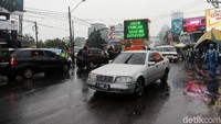 Ada layar yang menampilkan tulisan Jalur Puncak Saat Ini Ditutup.