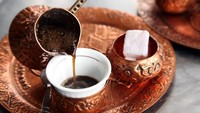 Lebanon dikenal dengan konsumsi kopi pekat. Disebut ‘kahweh’ kopi kental hitam dengan gula. Bahkan mereka bisa meramal dari endapan kopi di cangkir. Konsumsi per kapita 7.2 kg. Foto: iStock