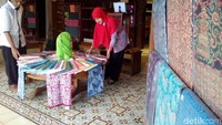 Barang-barang UMKM ada juga dan dipasarkan di outlet khusus seperti batik khas Kudus, produk bordir Kudus, dan lainnya. Biasanya hal itu juga diburu pengunjung, terutama para wisatawan yang baru selesai atau akan berziarah ke makam Sunan Muria dan Sunan Kudus (Akrom Hazami/detikTravel)