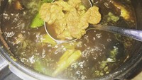  Kali ini Audy masak hidangan enak khas Jawa Timur untuk menu makan siang ia dan keluarganya. Ya, rawon! Foto: Instagram @audyitem