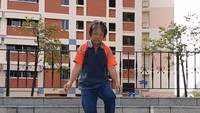 Sementara itu Ann mencoba parkour karena ia memiliki masalah keseimbangan. Dulu ia harus memakai alat bantu jalan untuk mencegahnya tak terjatuh. (Foto: Facebook/MOVE Academy Singapore)