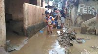 Rumah dan Jalan di Pejaten Timur Dipenuhi Lumpur Usai Banjir