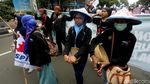 Suasana Massa Buruh Unjuk Rasa di Istana Negara