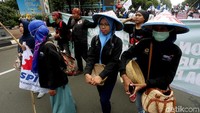 Sejumlah tuntutan itu berupa menurunkan harga beras dan listrik, tolak impor beras, serta mewujudkan kedaulatan pangan dan energi.