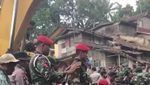Foto: Anggota Kopassus Cari Korban Longsor dengan Tenaga Dalam