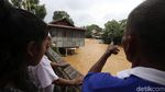 Foto: Warga Menonton Aliran Sungai CiIiwung yang Melimpah