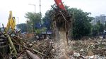 Terbawa Banjir, Sampah Batang Kayu Menumpuk di Jembatan