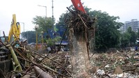 Petugas membersihkan sampah di Jembatan Jalan KH Abdullah Syafei, Kampung Melayu Besar, Jakarta Selatan, Selasa (6/2/2018).