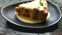 Atau Apple crumble dengan siraman saus vanila yang lembut wangi.Foto: Instagram Hello Strangers Cafe