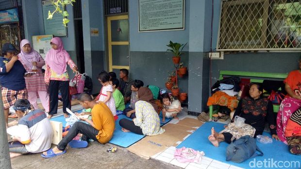 Suasana pengungsi di SMPN 26 Jakarta.