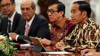 Sedangkan, Jokowi didampingi oleh Menkum HAM Yasonna Laoly dan Mensesneg Pratikno. Pertemuan berlangsung di meja oval Istana Merdeka.