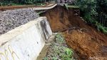 Rel KA Menggelantung Akibat Longsor di Cijeruk