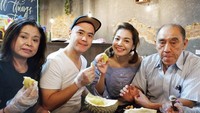 Seru! Maya dan keluarga rela terbang ke Singapura demi cicip duren. Nyam nyamm! Foto: Instagram mayaseptha7