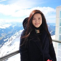 Wanita berusia 21 tahun ini nampaknya menyukai warna hitam. Hal itu pun terlihat dari postingan foto-foto di Instagramnya yang kerap kali mengenakan pakaian bernuansa gelap. Foto: Instagram