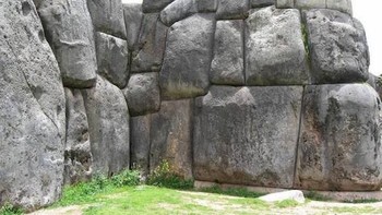 Saksaywaman merupakan semacam benteng di Cusco, Peru yang dibuat dengan menumpuk batu tanpa campuran semacam semen. Hal ini pun menimbulkan misteri tersendiri bagi para arkeolog. Foto: thechive