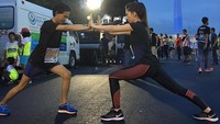 Olivia sedang pemanasan sebelum mengikuti kegiatan lari maraton di Jakarta. (Foto: Instagram/oliviajensen)