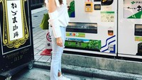 Ke Jepang kurang lengkap jika tak mencoba beli makanan atau minuman lewat vending machine. Di Tokyo, Carissa mencoba membeli minuman. Terlihat ia sedang memilih minuman apa yang segar disruput siang-siang. Foto: Instagram @carissa_puteri