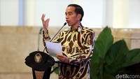 Jokowi tak segan-segan meminta pencopotan terhadap Kapolda dan Pangdam di wilayah yang ada kebakaran hutan. Ia akan mengubungi Kapolri dan Panglima untuk meminta pencopotan itu.