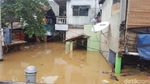 Foto: Petugas Sedot Air yang Rendam Kampung Pulo