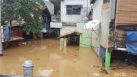 Ini penampakan air banjir yang menggenangi permukiman di RT 03 RW 005 Kampung Melayu, Jakarta Timur.