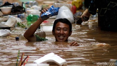 Potret Kampung Pulo yang Selalu Menjadi Langganan Banjir