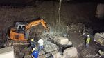 Hingga Malam, Alat Berat Evakuasi Longsor Soetta yang Timpa Mobil