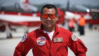 Mayor Pnb Iwan Gobang Setyawan. Ratusan kamera baik dari media maupun penonton tak henti-hentinya merekam momen langka ini.