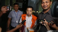 Novanto meninggalkan gedung KPK sambil membawa bungkusan makanan.