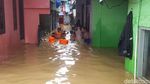 Foto: Petugas Sedot Air yang Rendam Kampung Pulo